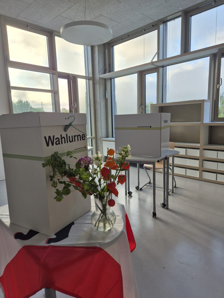 Impression aus dem Wahllokal bei der Juniorwahl am 12. Gymnasium Lichtenberg – Bild 2