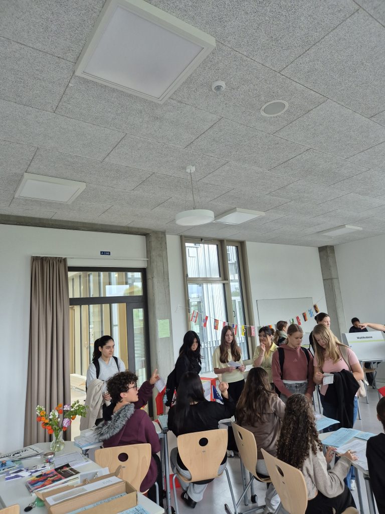 Impression aus dem Wahllokal bei der Juniorwahl am 12. Gymnasium Lichtenberg – Bild 3