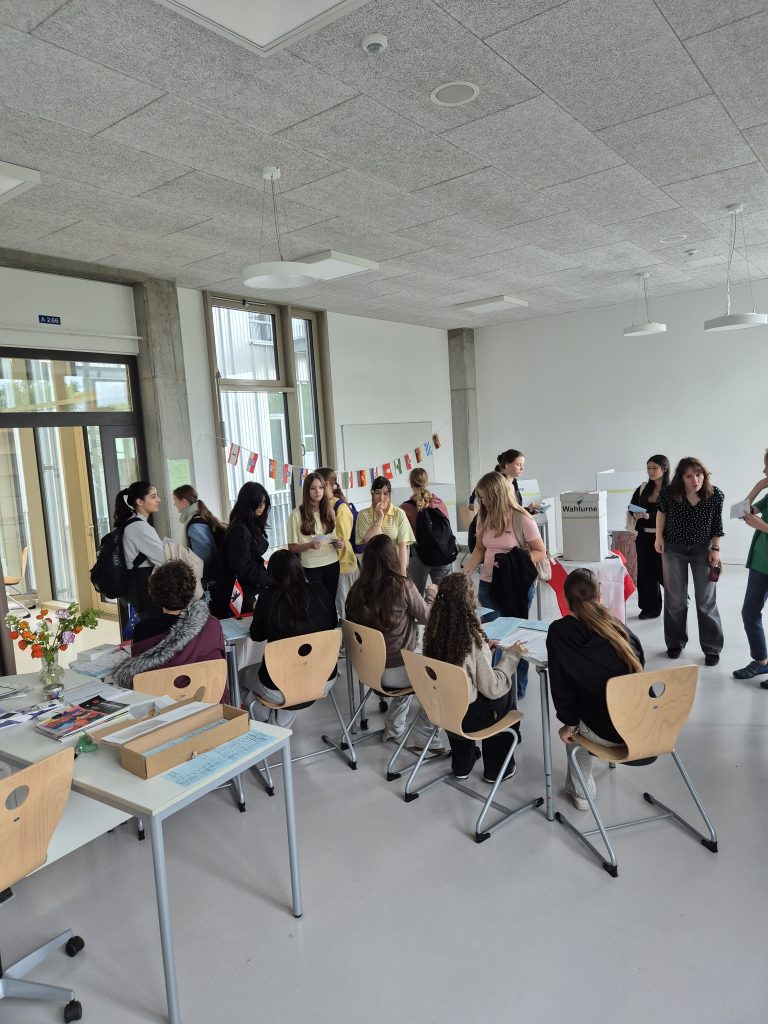 Impression aus dem Wahllokal bei der Juniorwahl am 12. Gymnasium Lichtenberg – Bild 4